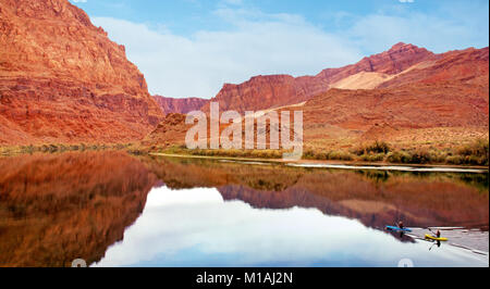 Kayak sur l'eaux miroitantes du Colorado près de Lees Ferry en Arizona Banque D'Images