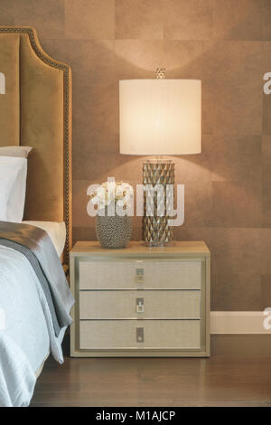 Une Fleurs Chevet De Dans Pot Lampe Lecture La Et Sur Table OkXiPZu
