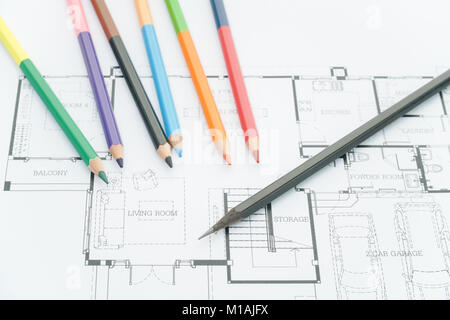 Architectes - architecture de travail des plans, des dessins architecturaux de la maison moderne avec des crayons de couleur décoration .concept. outils de conception. Banque D'Images