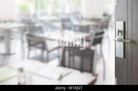 A ouvert la porte en bois pour jeu de table et une chaise dans un restaurant Banque D'Images