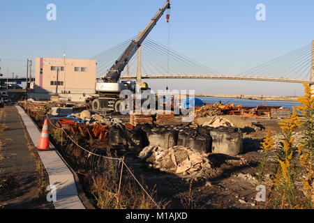 (4 novembre 2015 , Soma, Fukushima, Japon) Tsunami zone endommagée et la plage en construction en zone Matsukawaura, Soma, Fukushima, Japon. En raison de la protection contre les éventuels énorme tsunami, Soma City a été la construction de murs dans la plage. Avant la catastrophe ce salon en face de la plage a été résidentiel cependant tsunami a détruit les maisons et les résidents locaux ont quitté leur habitat. La plage a été fermée à la baignade à cause des processus de décontamination et de reconstruction de la zone endommagée. Banque D'Images