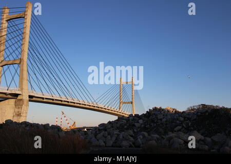 4 NOVEMBRE 2015 , Soma, Fukushima, Japon, gravats Mountain près de l'Matsukawaura bridge, Soma, Fukushima au Japon. Banque D'Images