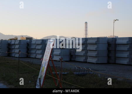 (4 novembre 2015 , Soma, Fukushima, Japon) Tsunami zone endommagée et la plage en construction en zone Matsukawaura, Soma, Fukushima, Japon. En raison de la protection contre les éventuels énorme tsunami, Soma City a été la construction de murs dans la plage. Avant la catastrophe ce salon en face de la plage a été résidentiel cependant tsunami a détruit les maisons et les résidents locaux ont quitté leur habitat. La plage a été fermée à la baignade à cause des processus de décontamination et de reconstruction de la zone endommagée. Banque D'Images