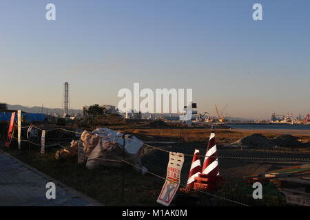 (4 novembre 2015 , Soma, Fukushima, Japon) Tsunami zone endommagée et la plage en construction en zone Matsukawaura, Soma, Fukushima, Japon. En raison de la protection contre les éventuels énorme tsunami, Soma City a été la construction de murs dans la plage. Avant la catastrophe ce salon en face de la plage a été résidentiel cependant tsunami a détruit les maisons et les résidents locaux ont quitté leur habitat. La plage a été fermée à la baignade à cause des processus de décontamination et de reconstruction de la zone endommagée. Banque D'Images