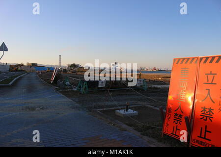 (4 novembre 2015 , Soma, Fukushima, Japon) Tsunami zone endommagée et la plage en construction en zone Matsukawaura, Soma, Fukushima, Japon. En raison de la protection contre les éventuels énorme tsunami, Soma City a été la construction de murs dans la plage. Avant la catastrophe ce salon en face de la plage a été résidentiel cependant tsunami a détruit les maisons et les résidents locaux ont quitté leur habitat. La plage a été fermée à la baignade à cause des processus de décontamination et de reconstruction de la zone endommagée. Banque D'Images