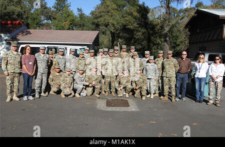 Le Colonel Robert Spano, quatrième à partir de la droite, chef du personnel de la Garde nationale de Californie, rejoint les membres de la 49e Brigade de police militaire's Task Force 49 au Centre de développement de Sonoma à Sonoma, Californie, en tant que gardes Cal terminer leur dernier effort pour aider l'installation de récupération à partir du nord de la Californie de friches. Soldats déplacé des tonnes de meubles, lits, du matériel informatique et d'autres nécessités - avec l'installation de nettoyage - que les résidents ont été autorisés à retourner à la SDC qui a été presque détruit par l'incendie. Se joindre à Spano sont Le Colonel Robert Paoletti (debout, au centre), comman Banque D'Images