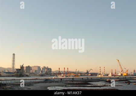 (4 novembre 2015 , Soma, Fukushima, Japon) Long View de Shinchi de charbon thermique d'Matsukawaura Beach, Soma au Japon. La gare centrale est composé de 2 plantes et de l'un d'entre eux arrêté automatiquement au moment de l'Tsunami-Earthquake 2011 catastrophe. L'autre usine avait été arrêté à cause d'un entretien régulier. La centrale est la distribution de l'énergie pour les deux Tokyo et région du Tohoku. Banque D'Images