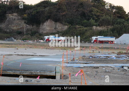 (4 novembre 2015 , Soma, Fukushima, Japon) une chaussée détruits par Tsunami en Matsukawaura beach, Soma, ville du Japon. La plage a été fermée à la baignade en raison de la sous construction et processus de décontamination pour 6 ans depuis 2011 tremblement de terre, tsunami et ses conséquences. Soma ville prévoit terminer le processus de reconstruction et de décontamination afin de rouvrir la plage pour les touristes à partir de 2018. Banque D'Images