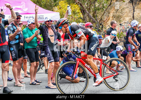 ADELAIDE, AUSTRALIE - Le 20 janvier : énorme foule vu Richie Porte # 1 (Australie) de BMC RACING TEAM (États-Unis) un sprint vers la fi Banque D'Images