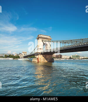 Célèbre Pont des Chaînes à Budapest, Hongrie. Panorama vertical de 3 images à l'aide de Tilt-shift lens Banque D'Images