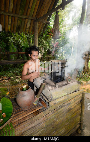 Jeune homme malaisienne de vin de riz de manière traditionnelle au mari Mari Cultural Village, Kota Kinabalu, Sabah, Bornéo, Malaisie Banque D'Images