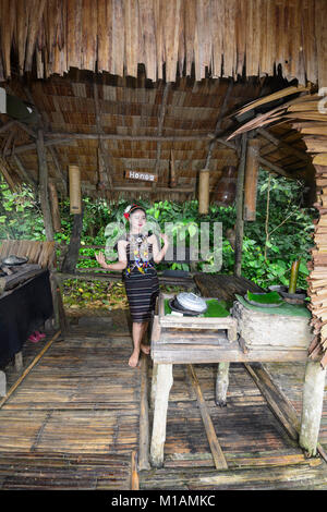 Jolie jeune femme portant un costume traditionnel au miel décroche à Mari Mari Cultural Village, Kota Kinabalu, Sabah, Bornéo, Malaisie Banque D'Images