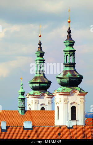 Old Prague, gros plan sur les tours de la monastère de Strahov (Strahovsky Klaster) Banque D'Images