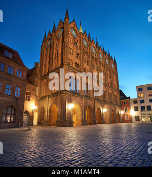 Ancien hôtel de ville et Église Saint-Nicolas dans la soirée, Stralsund, Allemagne du Nord Banque D'Images