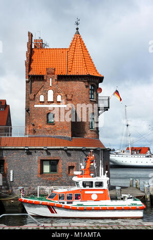 Bateau de sauvetage en face de bâtiment en briques Hafeninsel historiques de Stralsund, Allemagne du Nord Banque D'Images