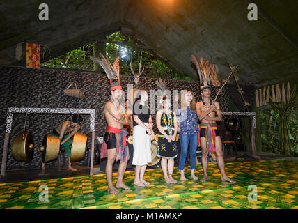 Les touristes chinois posant avec danseurs en costume tribal à Mari Mari Cultural Village, Kota Kinabalu, Sabah, Bornéo, Malaisie Banque D'Images