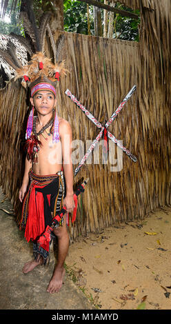 Les jeunes Orang garçon vêtu d'un costume et coiffure tribal, mari Mari Cultural Village, Kota Kinabalu, Sabah, Bornéo, Malaisie Banque D'Images