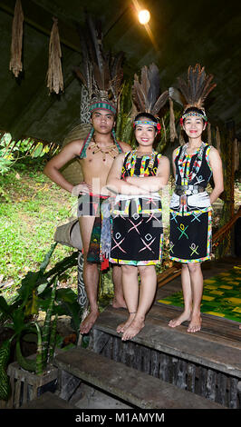 Les jeunes interprètes de Bornéo portant un costume tribal et coiffures, mari Mari Cultural Village, Kota Kinabalu, Sabah, Bornéo, Malaisie Banque D'Images