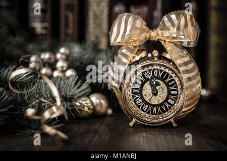 Réveil Vintage traditionnel en salle d'étude montrant cinq à minuit. Bonne Année ! Banque D'Images