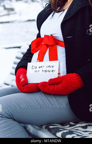 Cesis, ville de l'hiver, décembre, la Lettonie, la femme enceinte attendre brûler girl, la nature et la neige. Gants rouge. 2016 Banque D'Images