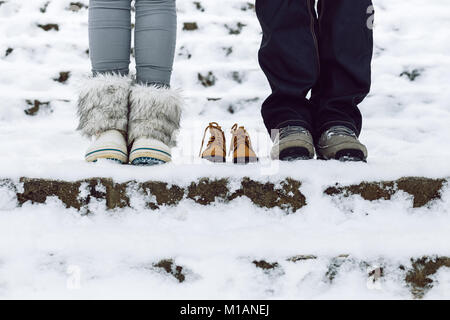 Cesis, ville de l'hiver, décembre, la Lettonie, la famille attendre burn girl, la nature et la neige. 2016 Banque D'Images