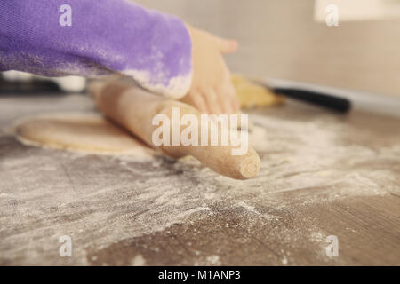 Rouleau à pâtisserie en bois sur la farine en cuisine Banque D'Images