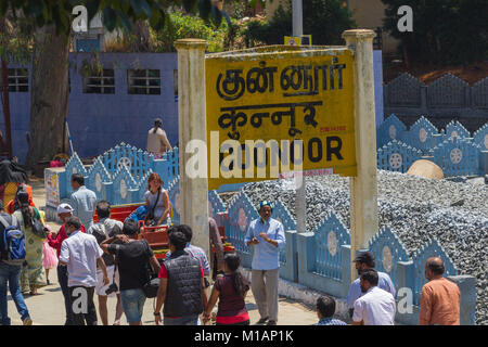 COONOOR, Tamil Nadu, Inde, 22 mars 2015 : chemin de fer de montagne de Nilgiri. Blue train. Voie étroite, locomotive à vapeur. Le train départ de la gare Coonoor. Signe. Banque D'Images