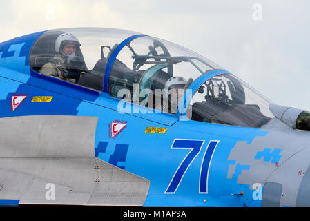 L'Armée de l'air ukrainienne Sukhoi Su-27UB Flanker 71 plan bleu au sol de la RAF Royal International Air Tattoo de Fairford meeting aérien. Les Forces armées de l'Ukraine Banque D'Images