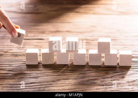 Close-up of A part l'Organisation de blocs sur un bureau en bois Banque D'Images