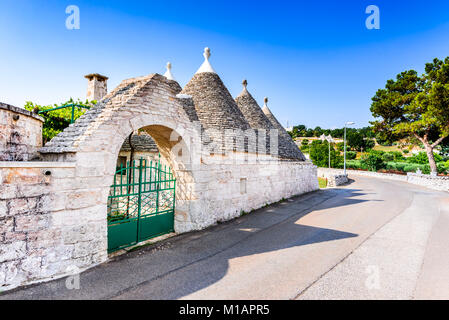 Bari, Italie, Pouilles. Des bâtisses maisons aux toits coniques. Trullo, trulli traditionnels des Pouilles, une cabane en pierre sèche avec un toit conique en Albero Banque D'Images
