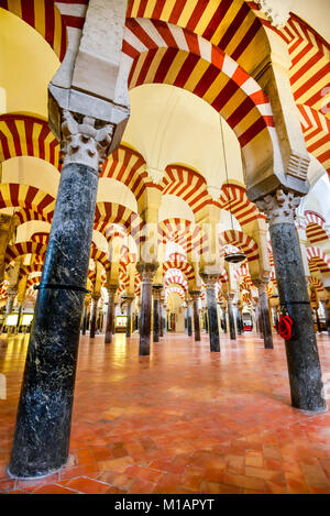 Cordoue, Espagne - 11 MAI 2016 : Cordoue, Espagne, intérieur de la Grande Mosquée de Cordoue, en Andalousie. Banque D'Images