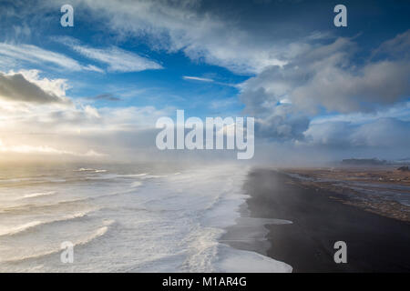 Dyrholaey promontory une destination touristique populaire sur la côte sud de l'Islande Banque D'Images