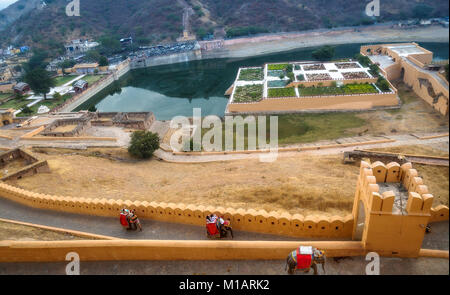 Vue aérienne de fort gate et les touristes sur les éléphants avec des rues comme vu de Fort Amber Jaipur Rajasthan, Inde. Banque D'Images