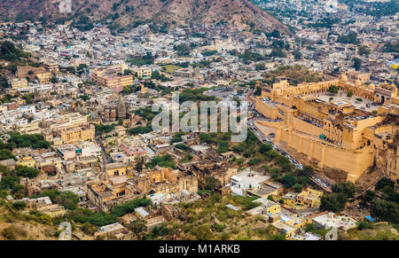 Vue aérienne de la ville de Jaipur et le Fort Amer (Fort Amber) vu de haut de Jaigarh Fort, Rajasthan, Inde. Banque D'Images