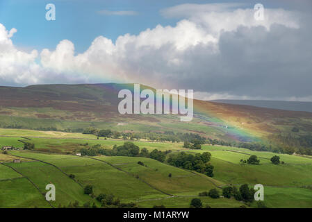 Arc-en-ciel sur le magnifique paysage de Swaledale dans les vallées du Yorkshire, Angleterre. Banque D'Images