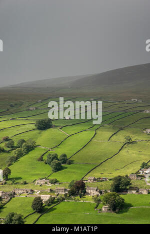 Forte pluie douche passant sur Gunnerside dans Swaledale, Yorkshire Dales, Angleterre. Banque D'Images