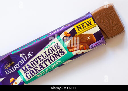 Lait Cadbury présente de merveilleuses creations - cookie crunch écrou ouvert pour afficher contenu situé sur fond blanc Banque D'Images