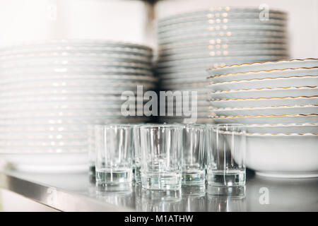 Close-up shot of stacked nettoyer verres au restaurant Banque D'Images