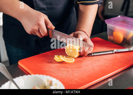 Cropped shot of chef au restaurant citron en tranches Banque D'Images