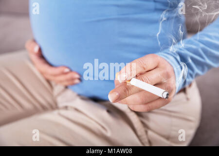 Close-up of a Cigarette Femmes enceintes Banque D'Images