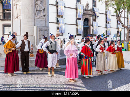 Funchal Madère Madère Madère portugal danse folklorique funchal musiciens folk et folk dancers performing dans le centre de Funchal, Madeira, Portugal Banque D'Images