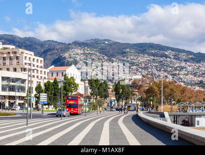 PORTUGAL Madère Funchal Madère promenade de front de mer à marcher le long de la promenade du front de mer de Funchal Madeira Portugal Europe de l'UE Banque D'Images