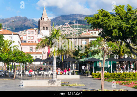 Madère PORTUGAL MADÈRE FUNCHAL PORTUGAL touristes assis dans un café en bord de mer le long de la promenade à Funchal Madeira portugal Europe de l'UE Banque D'Images