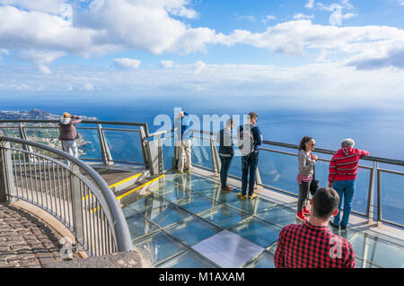 Madère Madère portugal Cabo Girao touristes sur plate-forme d'observation en verre à Cabo Girao skywalk une haute falaise mer côte sud de l'île de Madère au Portugal Banque D'Images