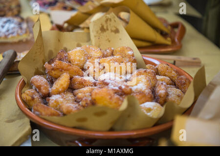 Beignets de carnaval typique italien : boules de pâte sucrée de sucre glace Banque D'Images