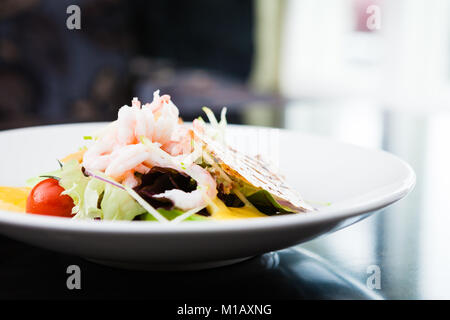 Salade de crevettes avec sauce Banque D'Images