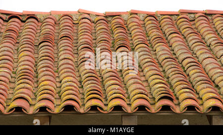 Toit de tuiles en terre cuite en mauvais état, corrigé et couverts de mousse Banque D'Images