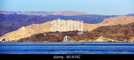 Une vue de Taba et la frontière israélienne - égyptien comme vu depuis Aqaba, Jordanie. Banque D'Images