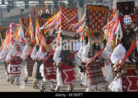 Kukeri mimée, effectuer les rituels destinés à éloigner les mauvais esprits lors du festival international d'masquerade jeux "Surva" Pernik. Banque D'Images