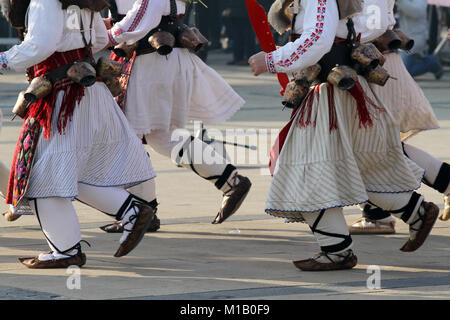 Kukeri mimée, effectuer les rituels destinés à éloigner les mauvais esprits lors du festival international d'masquerade jeux "Surva" Pernik. Banque D'Images